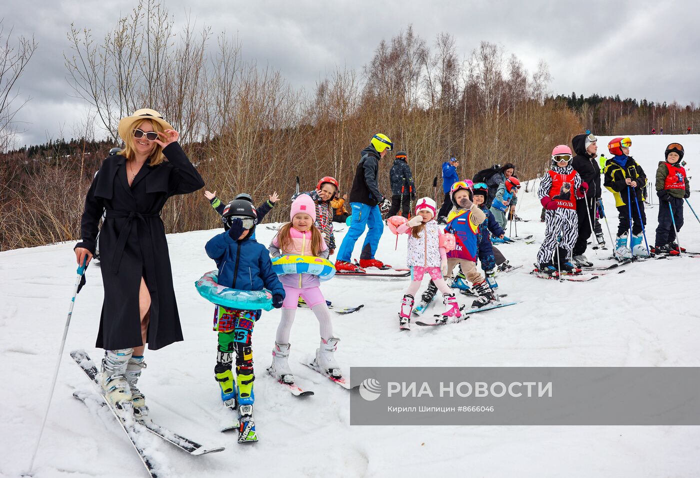 Горнолыжный спуск в купальниках в Байкальске