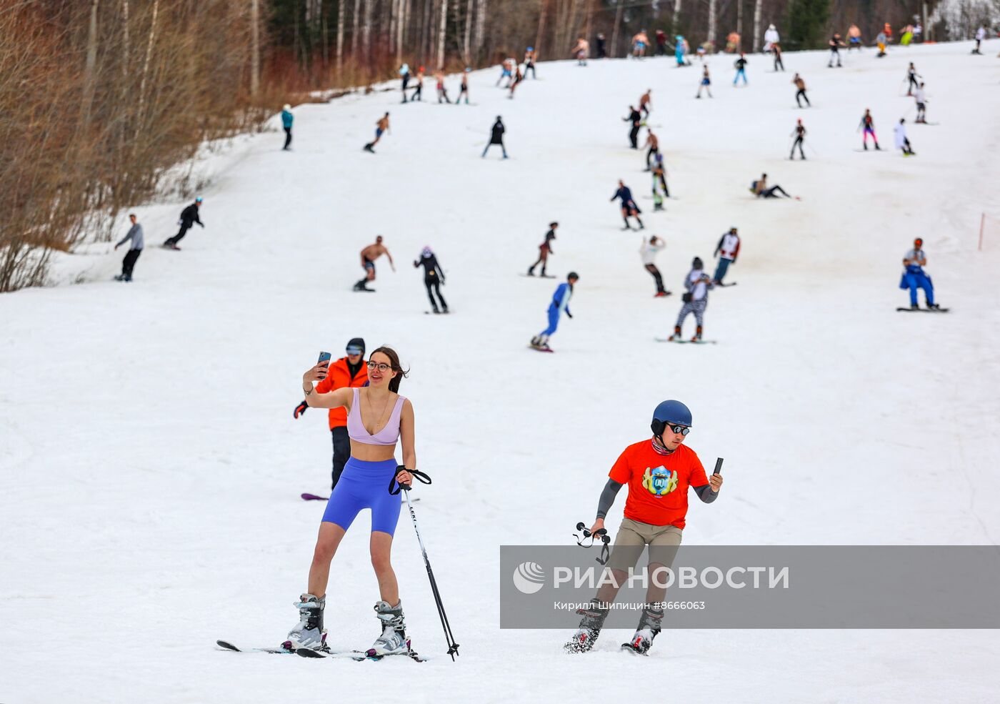 Горнолыжный спуск в купальниках в Байкальске