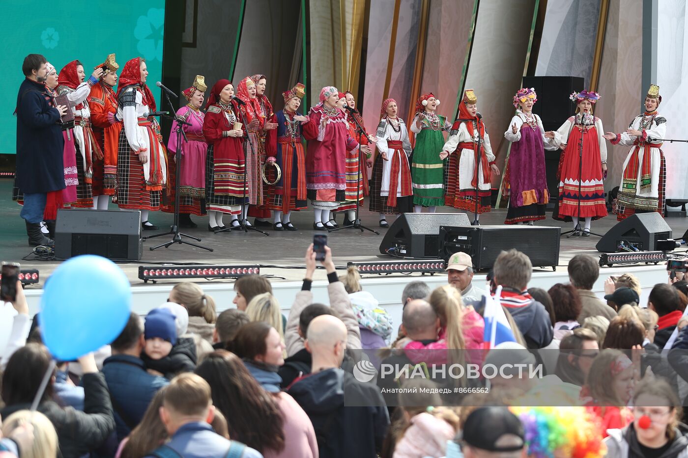 Выставка "Россия". Народные гулянья с "Хороводами России"