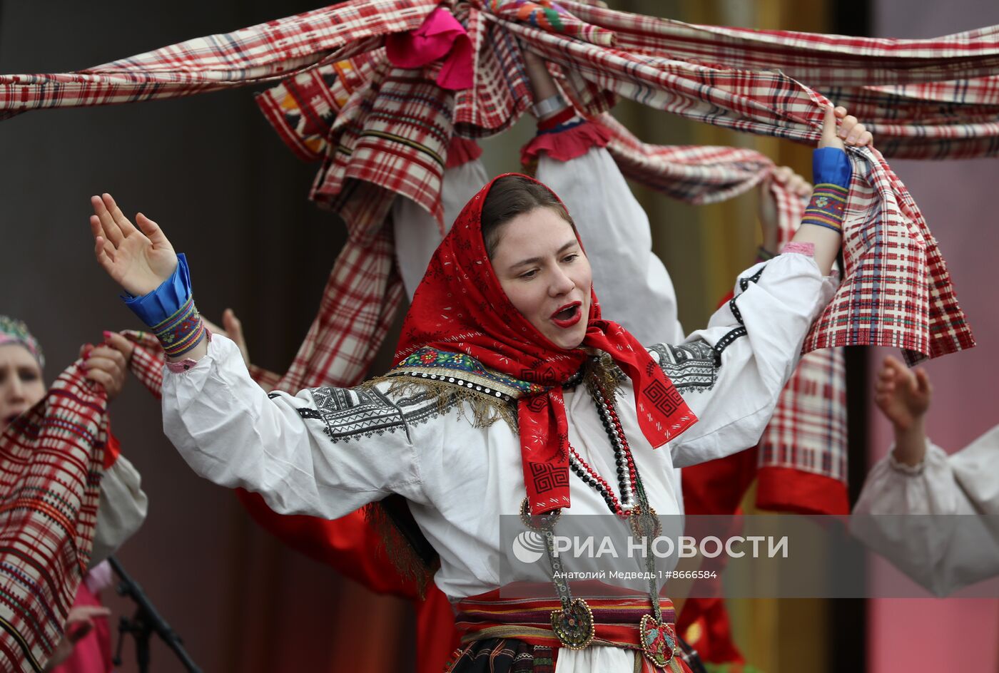 Выставка "Россия". Народные гулянья с "Хороводами России"