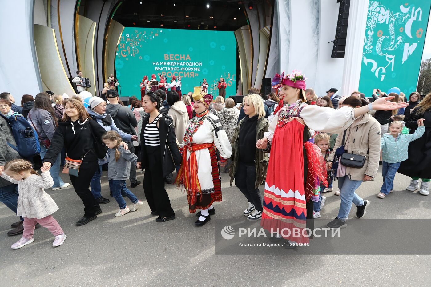 Выставка "Россия". Народные гулянья с "Хороводами России"