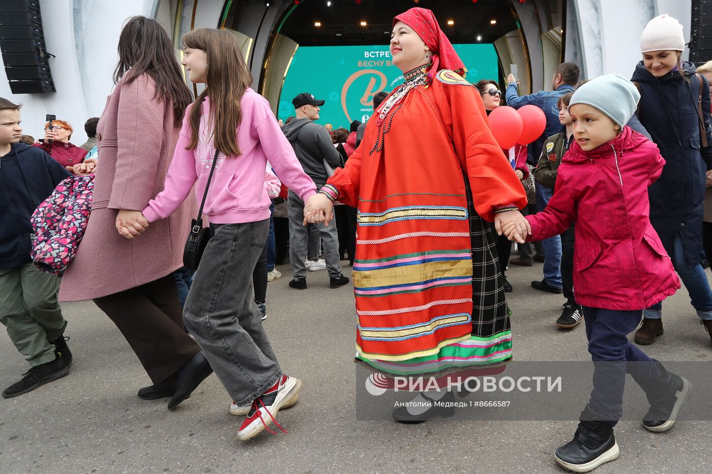 Выставка "Россия". Народные гулянья с "Хороводами России"