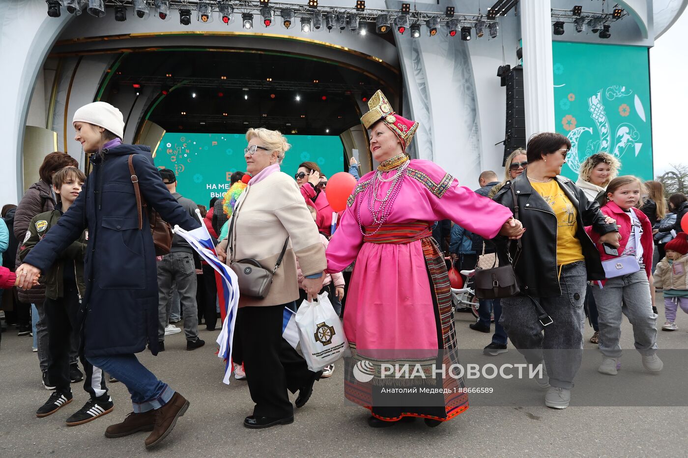 Выставка "Россия". Народные гулянья с "Хороводами России"