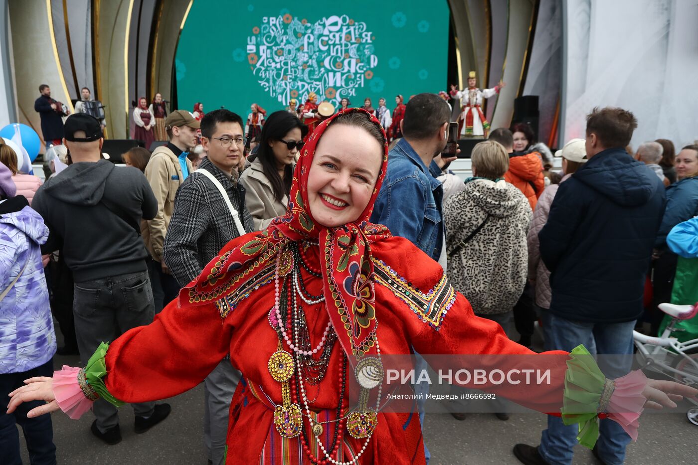 Выставка "Россия". Народные гулянья с "Хороводами России"