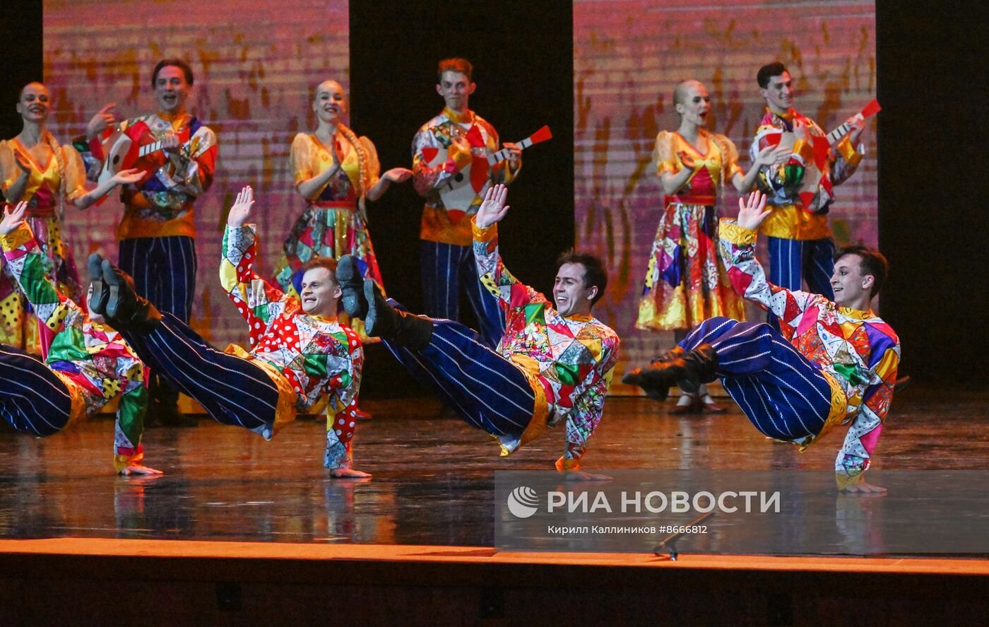 Гастроли Красноярского государственного академического ансамбля танца Сибири им. М. С. Годенко