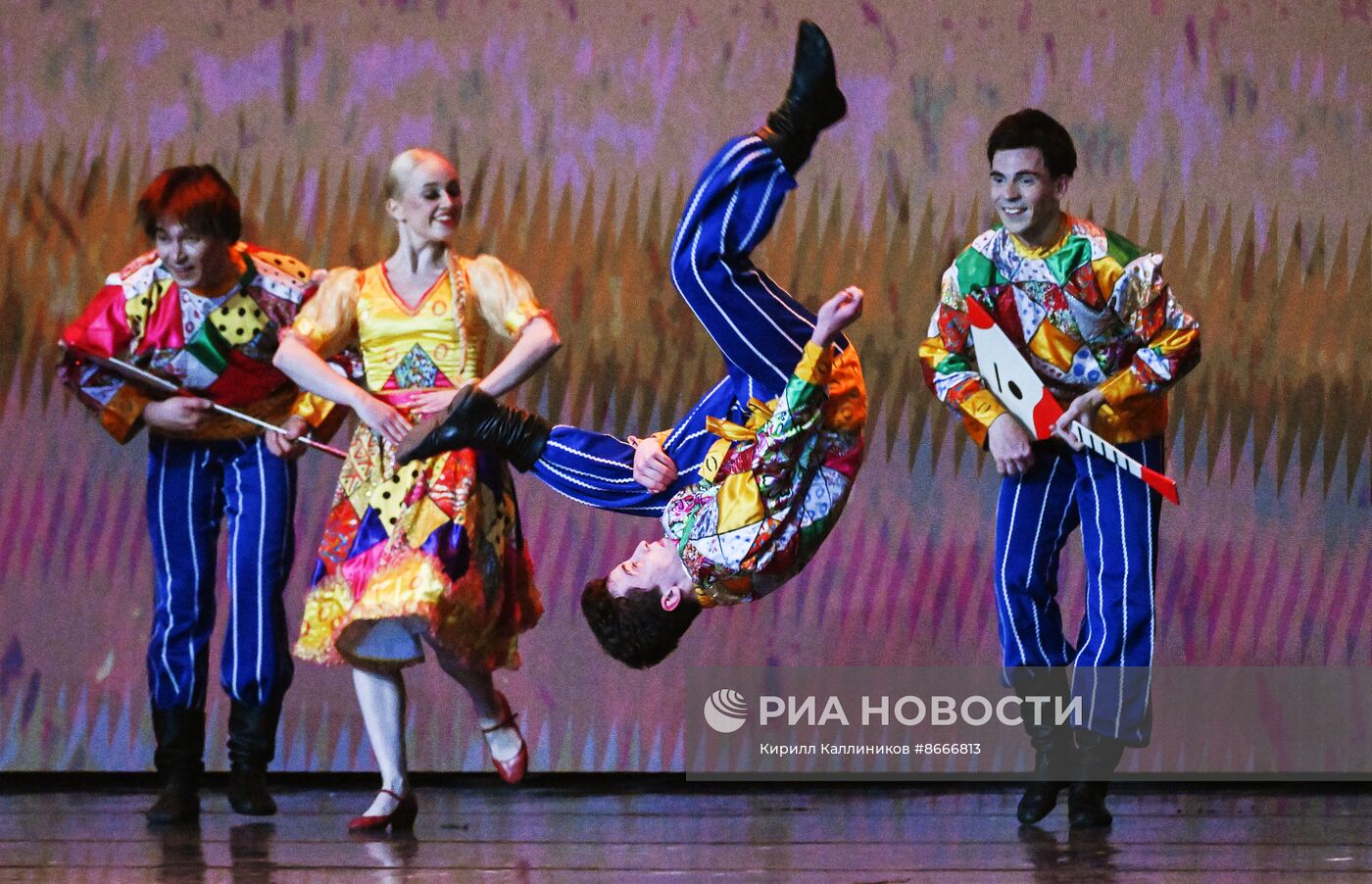 Гастроли Красноярского государственного академического ансамбля танца Сибири им. М. С. Годенко