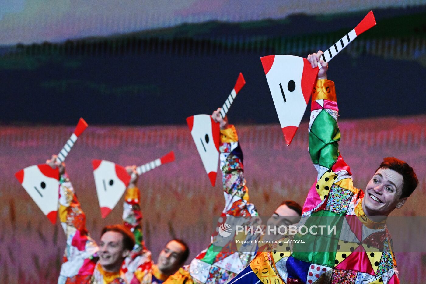 Гастроли Красноярского государственного академического ансамбля танца Сибири им. М. С. Годенко