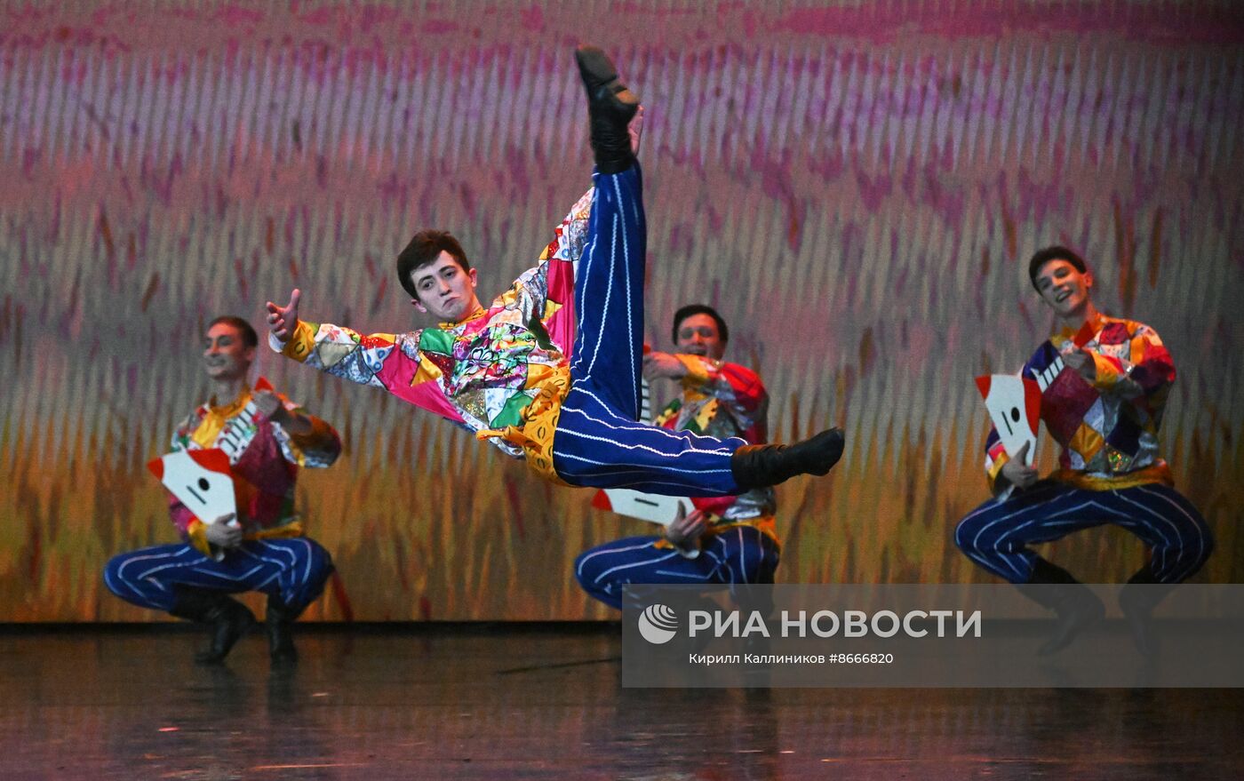 Гастроли Красноярского государственного академического ансамбля танца Сибири им. М. С. Годенко