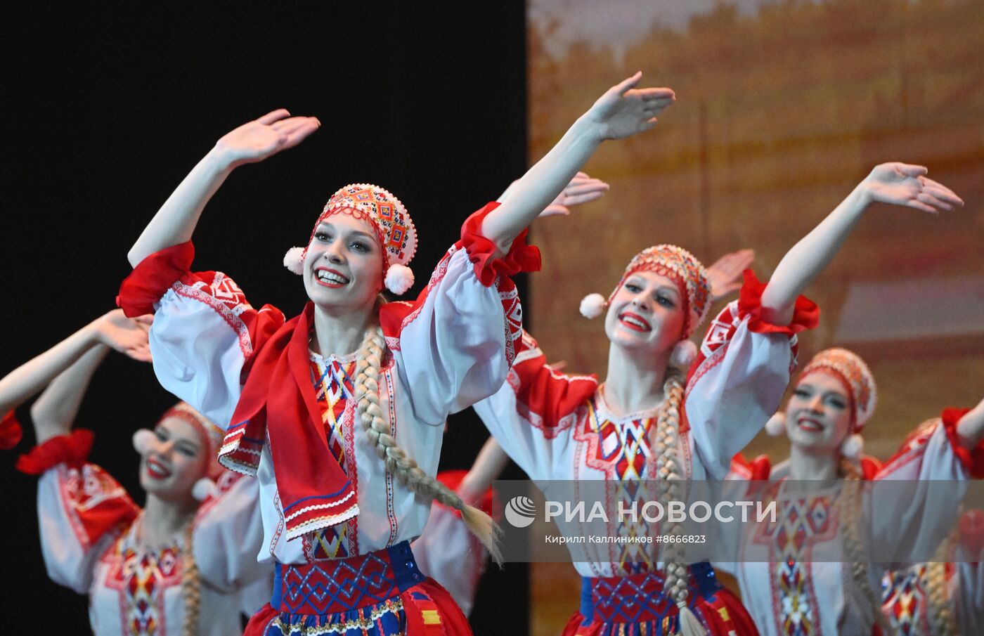 Гастроли Красноярского государственного академического ансамбля танца Сибири им. М. С. Годенко