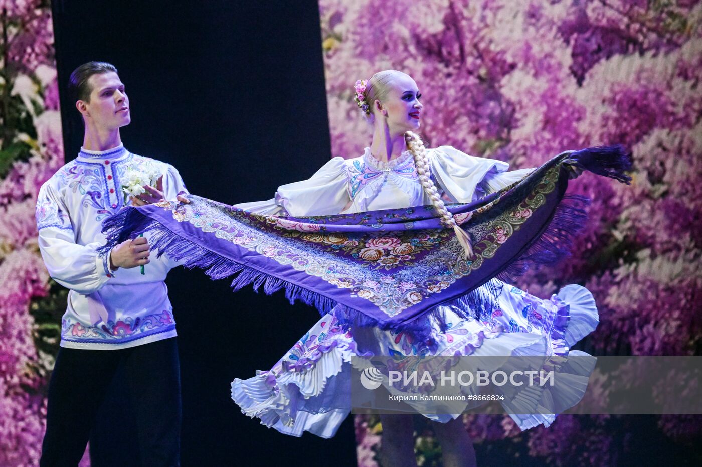 Гастроли Красноярского государственного академического ансамбля танца Сибири им. М. С. Годенко