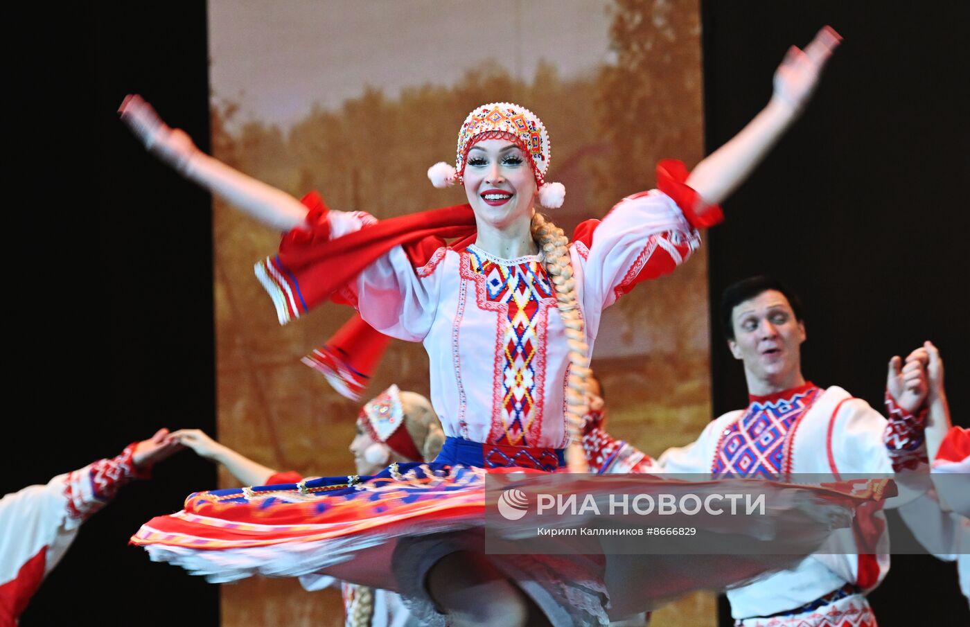 Гастроли Красноярского государственного академического ансамбля танца Сибири им. М. С. Годенко