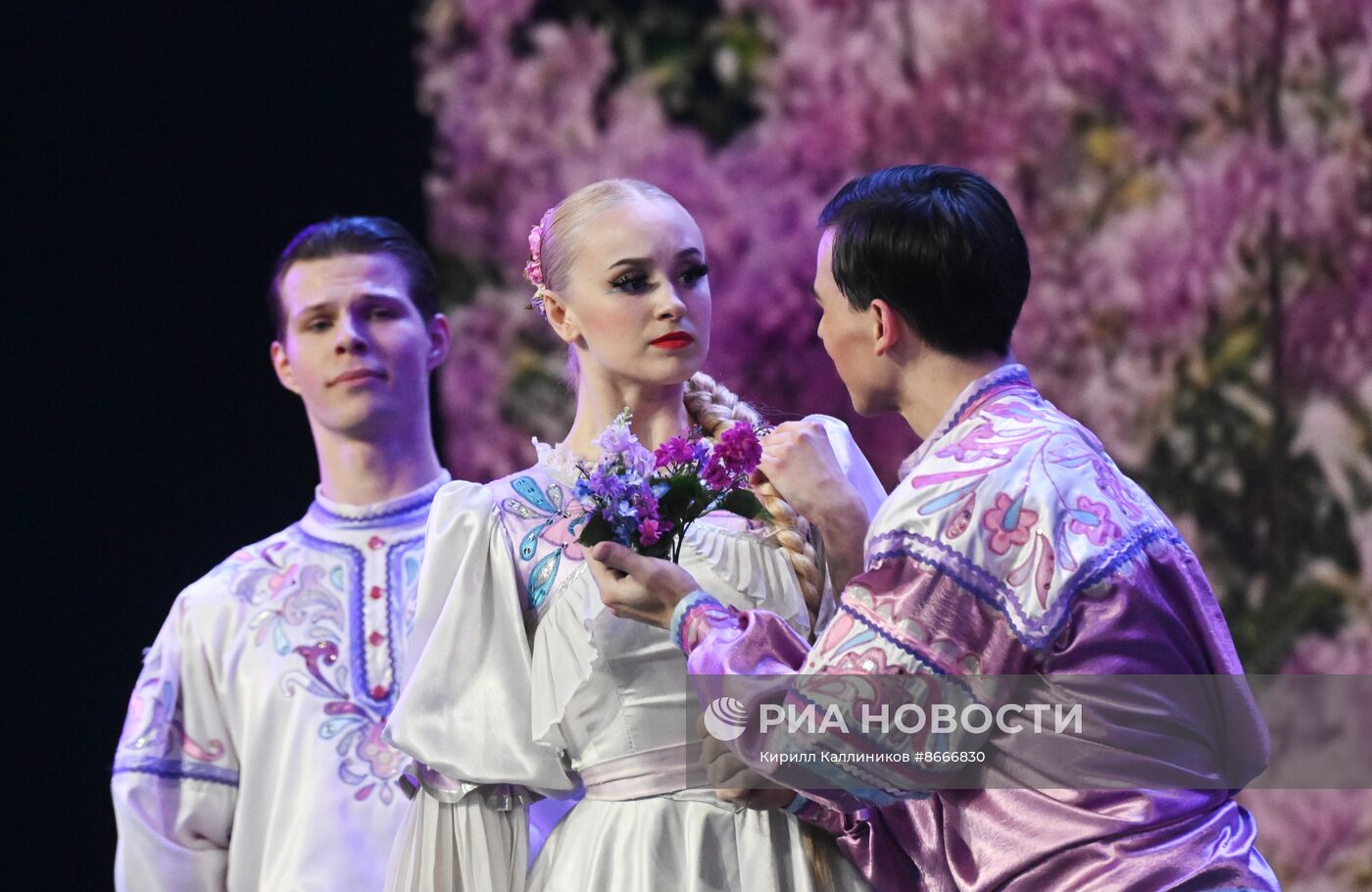 Гастроли Красноярского государственного академического ансамбля танца Сибири им. М. С. Годенко