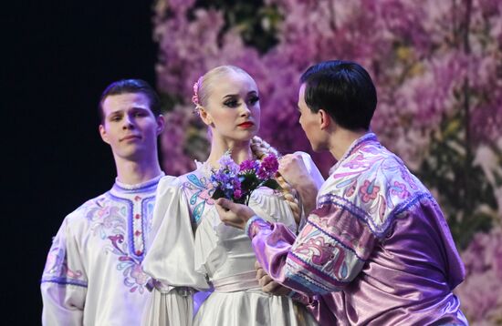 Гастроли Красноярского государственного академического ансамбля танца Сибири им. М. С. Годенко