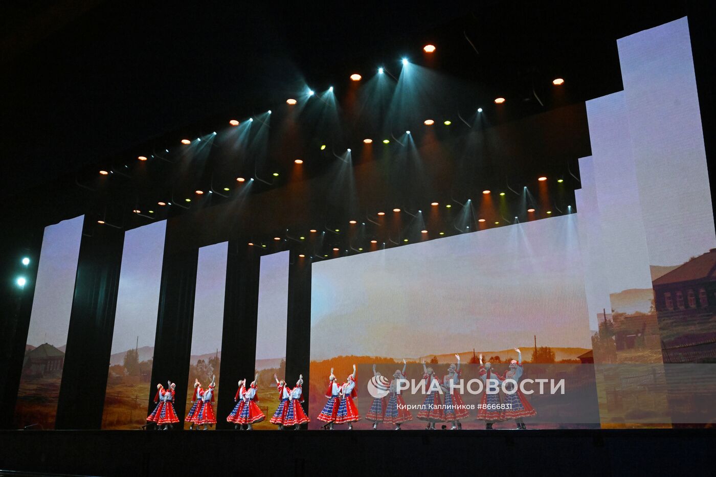 Гастроли Красноярского государственного академического ансамбля танца Сибири им. М. С. Годенко