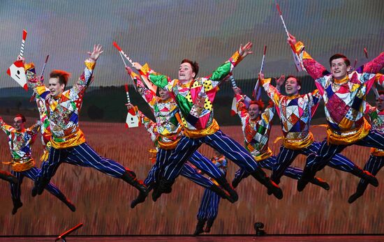 Гастроли Красноярского государственного академического ансамбля танца Сибири им. М. С. Годенко