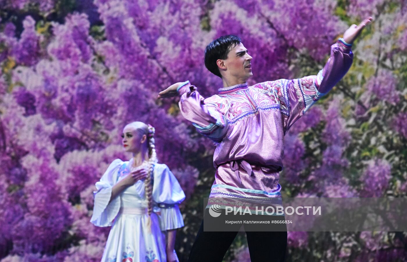 Гастроли Красноярского государственного академического ансамбля танца Сибири им. М. С. Годенко