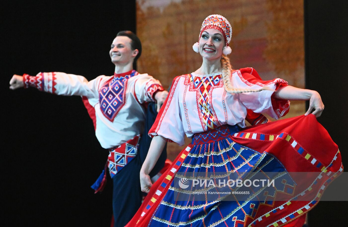 Гастроли Красноярского государственного академического ансамбля танца Сибири им. М. С. Годенко
