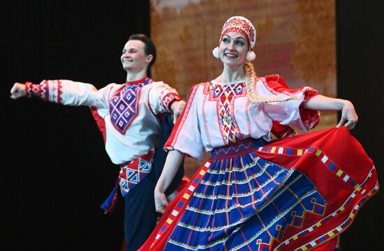 Гастроли Красноярского государственного академического ансамбля танца Сибири им. М. С. Годенко