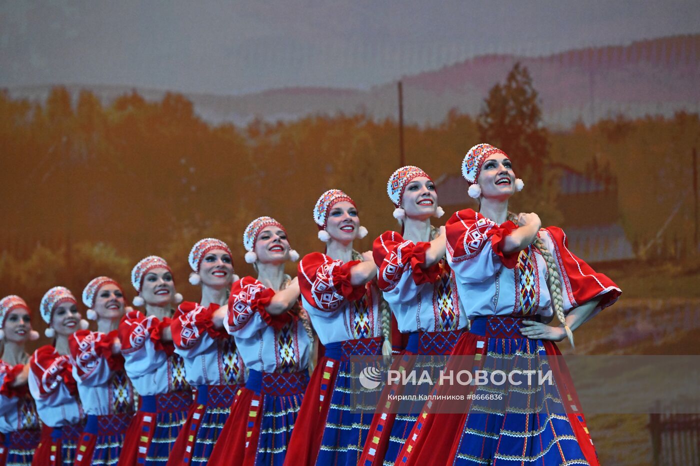 Гастроли Красноярского государственного академического ансамбля танца Сибири им. М. С. Годенко