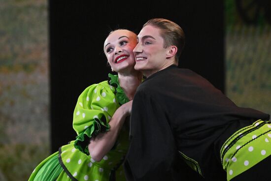 Гастроли Красноярского государственного академического ансамбля танца Сибири им. М. С. Годенко