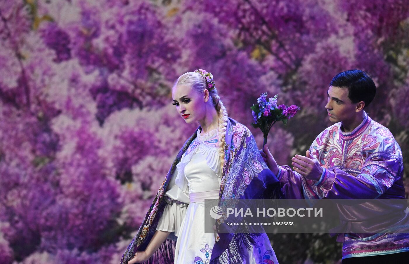 Гастроли Красноярского государственного академического ансамбля танца Сибири им. М. С. Годенко