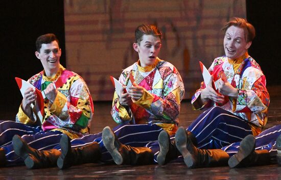 Гастроли Красноярского государственного академического ансамбля танца Сибири им. М. С. Годенко