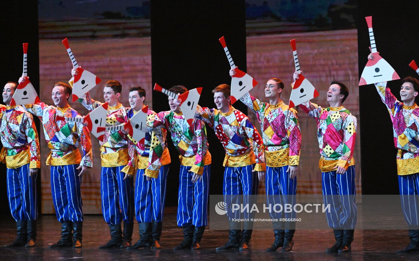 Гастроли Красноярского государственного академического ансамбля танца Сибири им. М. С. Годенко