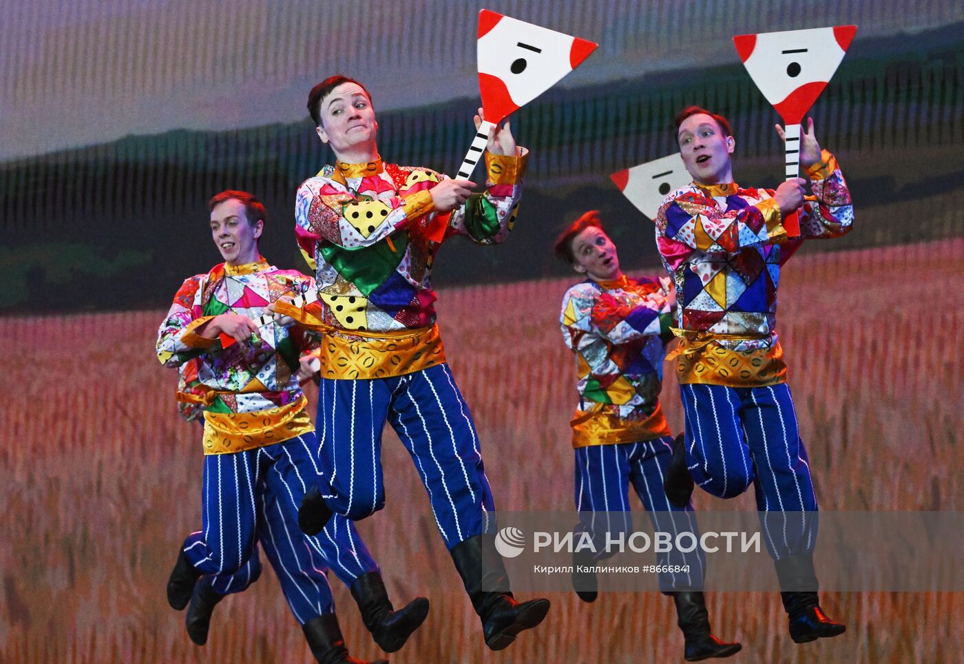 Гастроли Красноярского государственного академического ансамбля танца Сибири им. М. С. Годенко