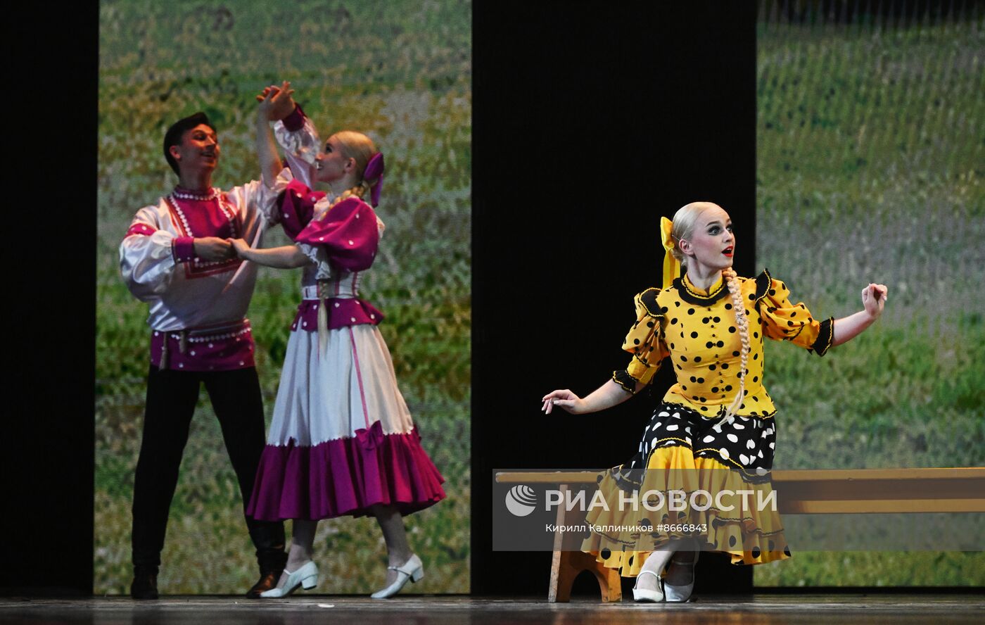 Гастроли Красноярского государственного академического ансамбля танца Сибири им. М. С. Годенко