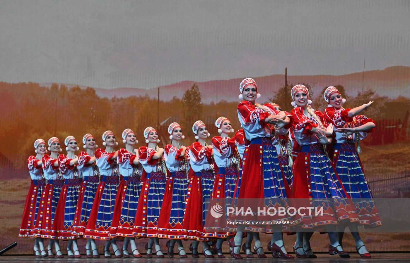 Гастроли Красноярского государственного академического ансамбля танца Сибири им. М. С. Годенко
