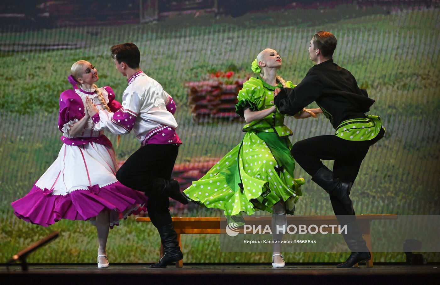 Гастроли Красноярского государственного академического ансамбля танца Сибири им. М. С. Годенко