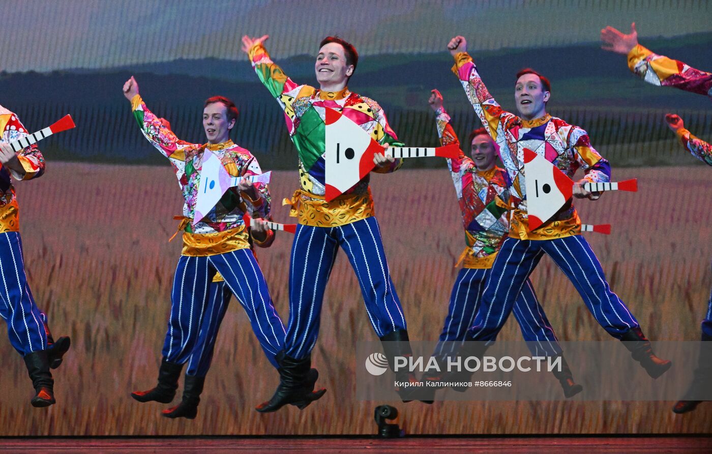 Гастроли Красноярского государственного академического ансамбля танца Сибири им. М. С. Годенко