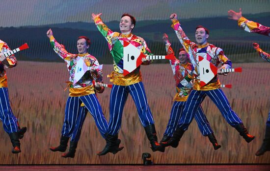 Гастроли Красноярского государственного академического ансамбля танца Сибири им. М. С. Годенко