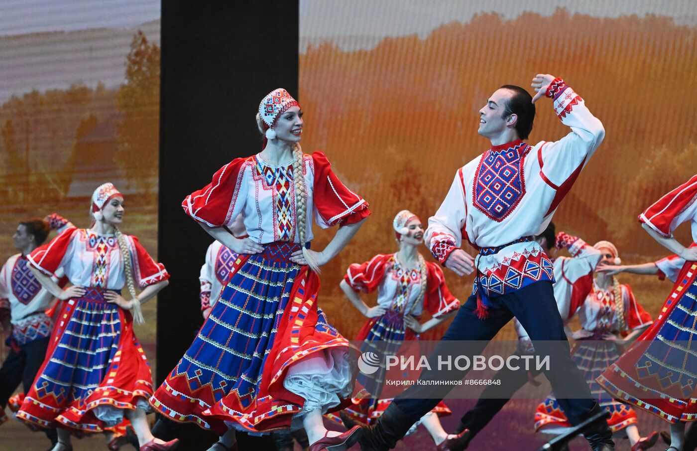 Гастроли Красноярского государственного академического ансамбля танца Сибири им. М. С. Годенко