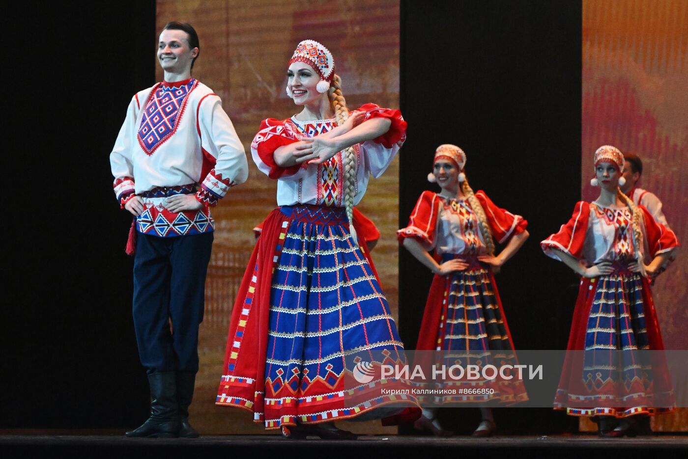 Гастроли Красноярского государственного академического ансамбля танца Сибири им. М. С. Годенко