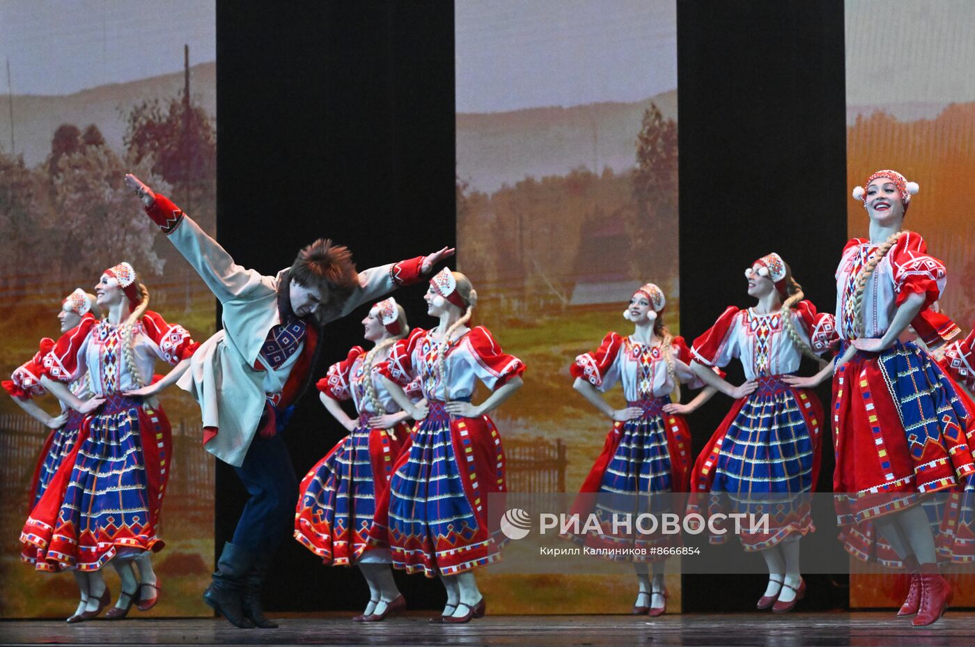 Гастроли Красноярского государственного академического ансамбля танца Сибири им. М. С. Годенко