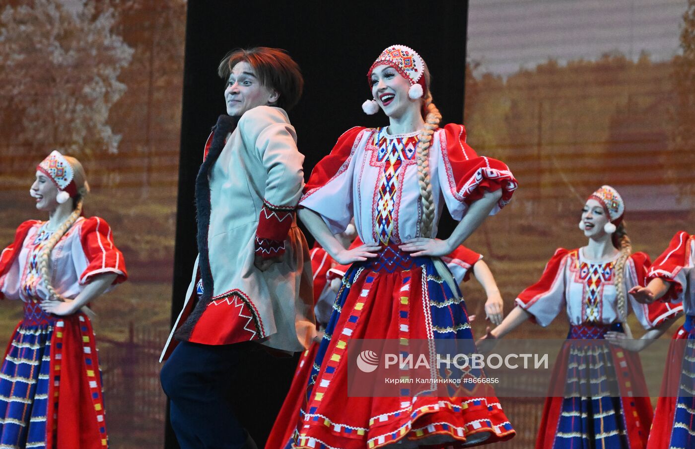 Гастроли Красноярского государственного академического ансамбля танца Сибири им. М. С. Годенко