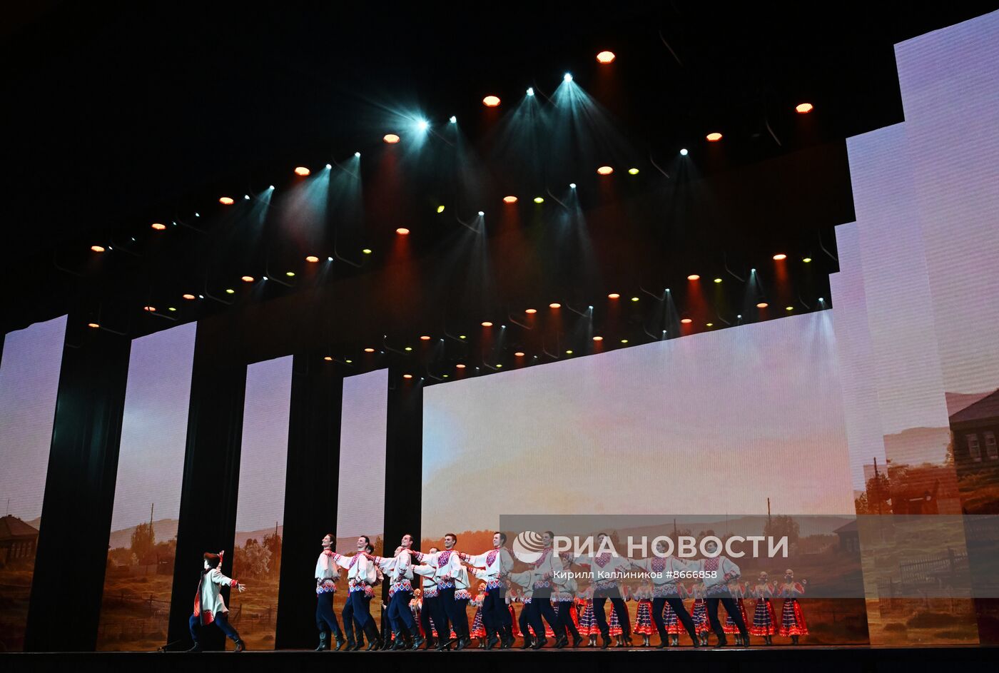 Гастроли Красноярского государственного академического ансамбля танца Сибири им. М. С. Годенко