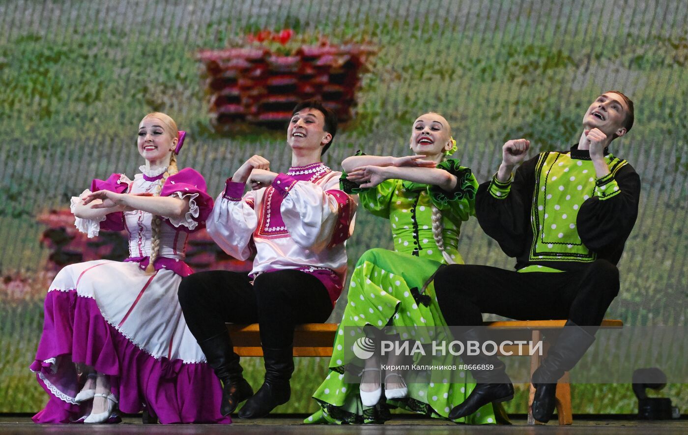 Гастроли Красноярского государственного академического ансамбля танца Сибири им. М. С. Годенко