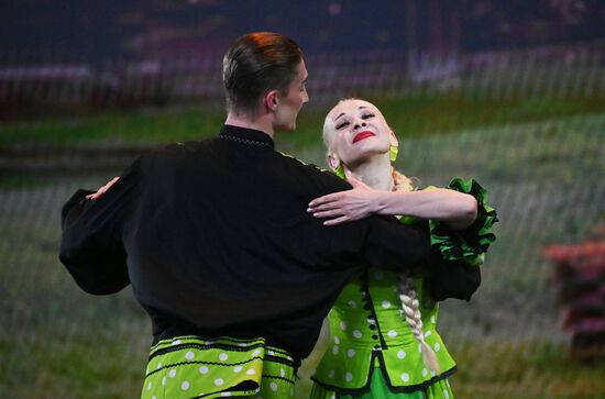 Гастроли Красноярского государственного академического ансамбля танца Сибири им. М. С. Годенко