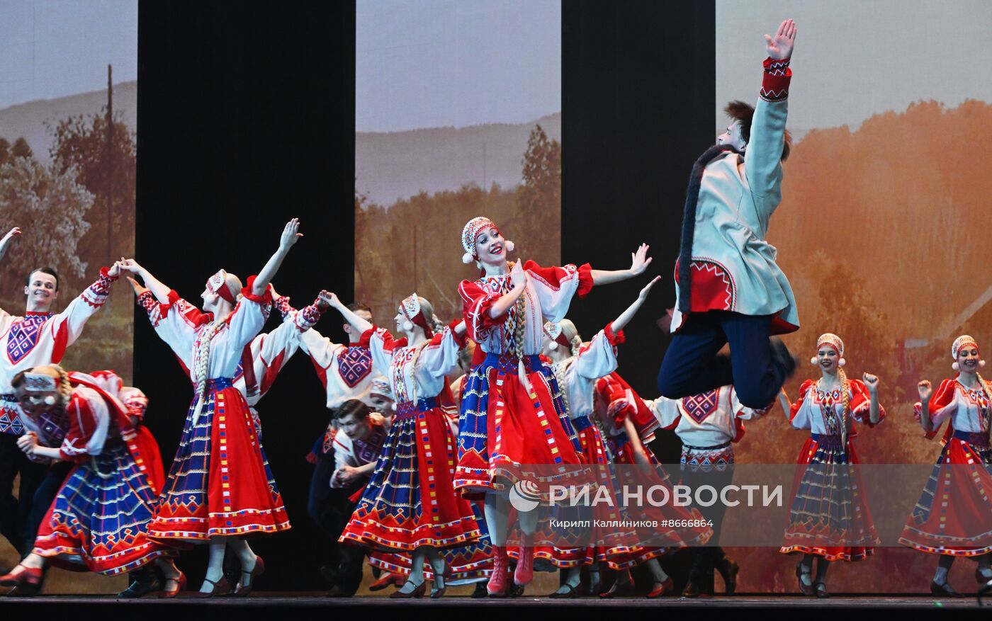 Гастроли Красноярского государственного академического ансамбля танца Сибири им. М. С. Годенко