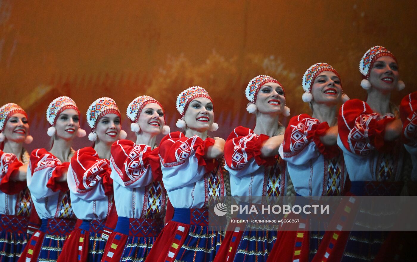 Гастроли Красноярского государственного академического ансамбля танца Сибири им. М. С. Годенко