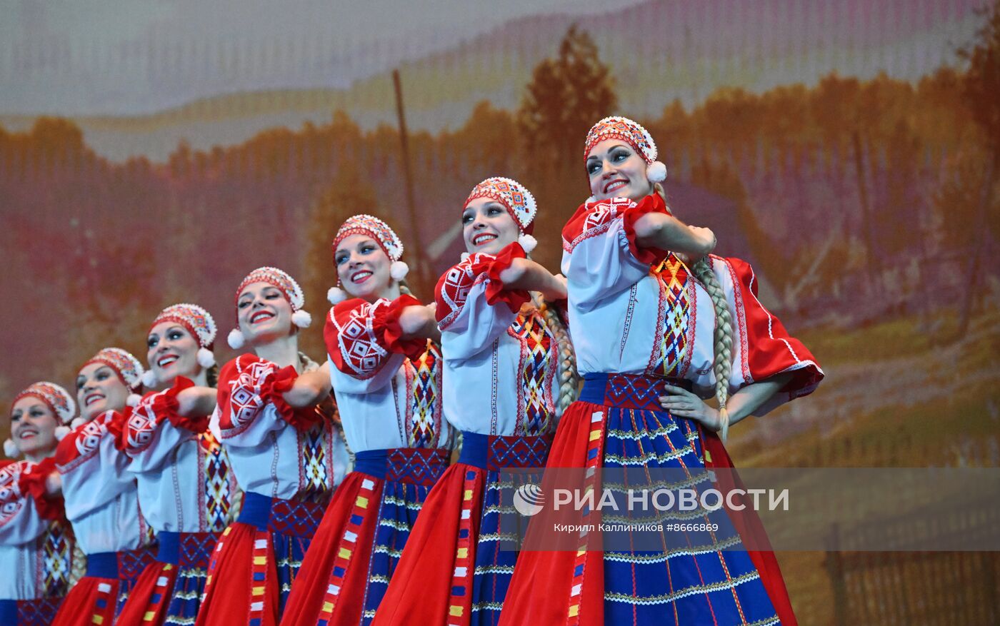 Гастроли Красноярского государственного академического ансамбля танца Сибири им. М. С. Годенко