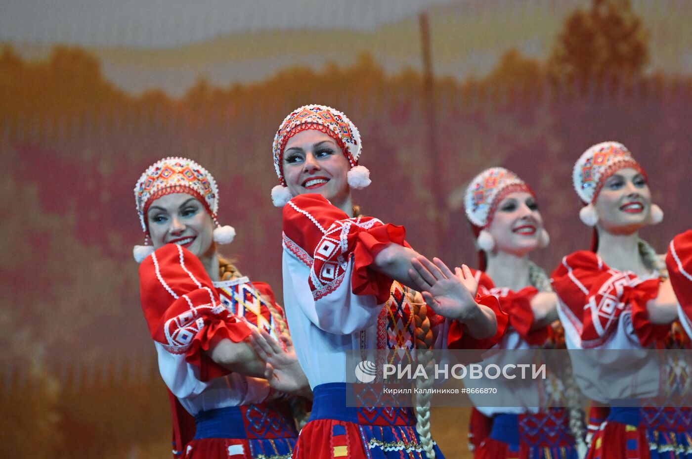 Гастроли Красноярского государственного академического ансамбля танца Сибири им. М. С. Годенко