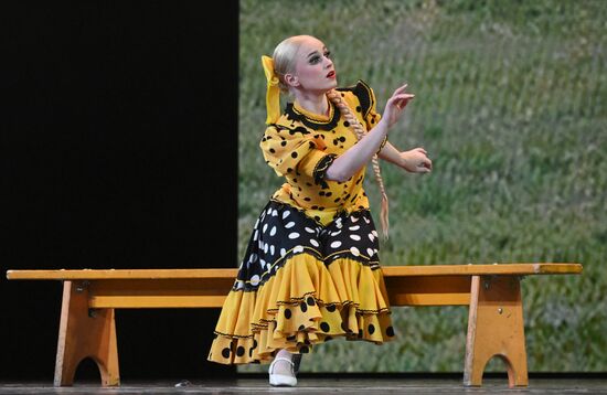 Гастроли Красноярского государственного академического ансамбля танца Сибири им. М. С. Годенко