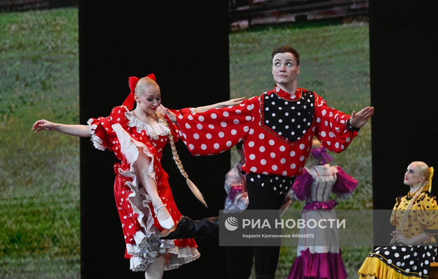 Гастроли Красноярского государственного академического ансамбля танца Сибири им. М. С. Годенко