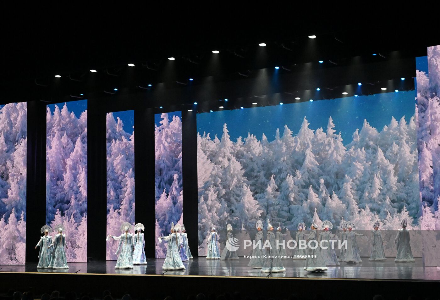 Гастроли Красноярского государственного академического ансамбля танца Сибири им. М. С. Годенко