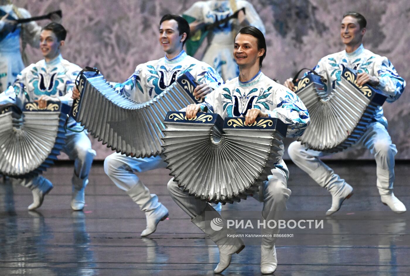 Гастроли Красноярского государственного академического ансамбля танца Сибири им. М. С. Годенко