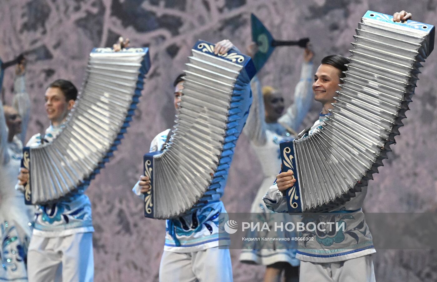 Гастроли Красноярского государственного академического ансамбля танца Сибири им. М. С. Годенко