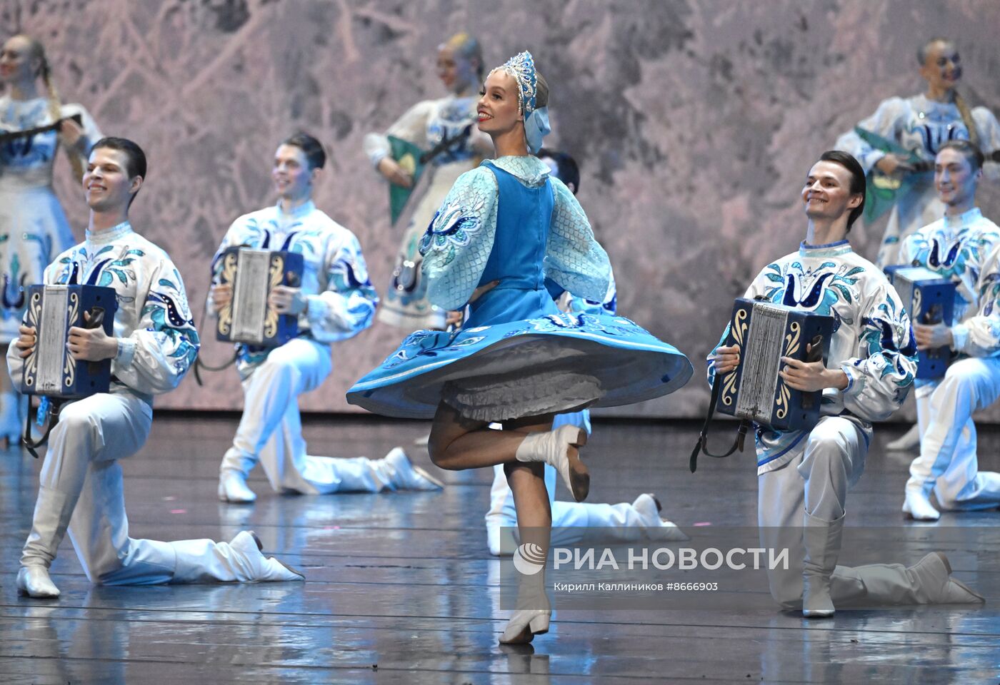 Гастроли Красноярского государственного академического ансамбля танца Сибири им. М. С. Годенко